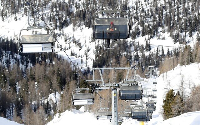 Photo d'illustration : Une station de ski en Italie, le 28 janvier 2021. (Crédit : AP Photo/Antonio Calanni) Photo d'illustration : Une station de ski en Italie, le 28 janvier 2021. (Crédit : AP Photo/Antonio Calanni)