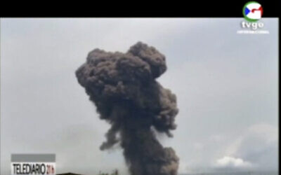 Cette image TVGE réalisée à partir d'une vidéo montre la fumée qui s'élève au-dessus du site de l'explosion d'une caserne militaire à Bata, en Guinée équatoriale, le 7 mars 2021. (TVGE via AP)