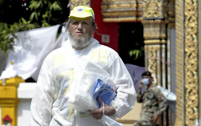 Yehuda Meshi-Zahav, chef des services d'urgence de la ZAKA, arrive au temple bouddhiste Yan Yao Buddhist à Takuapa, en Thaïlande, le 5 janvier 2005. (Crédit : AP Photo/Richard Vogel, File)
