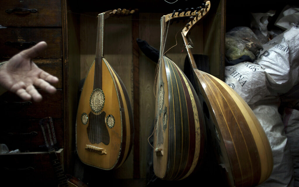 Un spécialiste des instruments musicaux égyptiens,  Khadr Dagher, 65 ans, parle de l'instrument connu sous le nom de Oud dans son magasin, rue  Mohammed Ali dans le centre du Caire, le 8 janvier 2013. (Crédit :  AP Photo/Nasser Nasser)