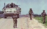 Des soldats israéliens patrouillant sur une route sous contrôle israélien, dans le sud du Liban, le 31 mars 1996. (Crédit : Yaron Kaminsky/AP)