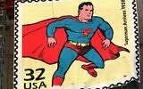 La réplique d'un timbre Superman posée sur 5 étages de la  Terminal Tower, à Cleveland, le 10 septembre 1998. (Crédit : AP Photo/Tony Dejak)