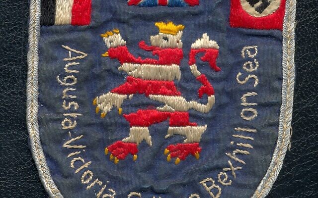 Insigne original de l'Augusta Victoria College avant 1935. L'insigne présente le drapeau britannique, le drapeau impérial allemand et le drapeau nazi (croix gammée). (Autorisation : Bexhill Museum) Insigne original de l'Augusta Victoria College avant 1935. L'insigne présente le drapeau britannique, le drapeau impérial allemand et le drapeau nazi (croix gammée). (Autorisation : Bexhill Museum)