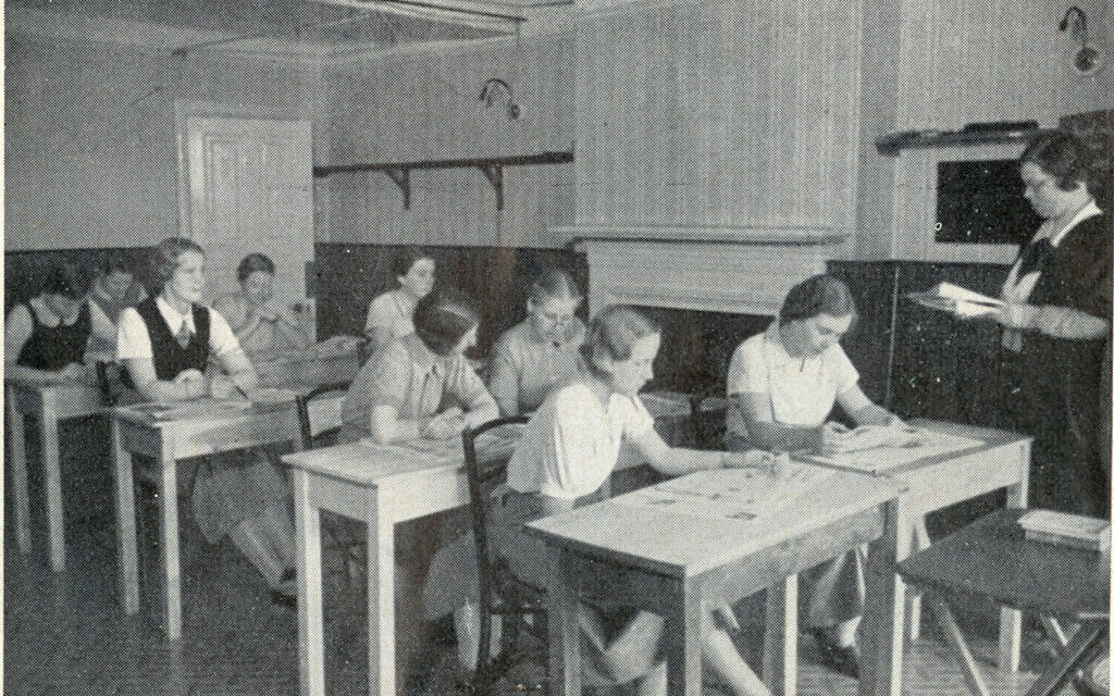 Photo d'étudiantes lisant des journaux au Augusta Victoria College, Bexhill-on-Sea, présentée dans un prospectus autour de 1935. (Musée Bexhill) Photo d'étudiantes lisant des journaux au Augusta Victoria College, Bexhill-on-Sea, présentée dans un prospectus autour de 1935. (Musée Bexhill)