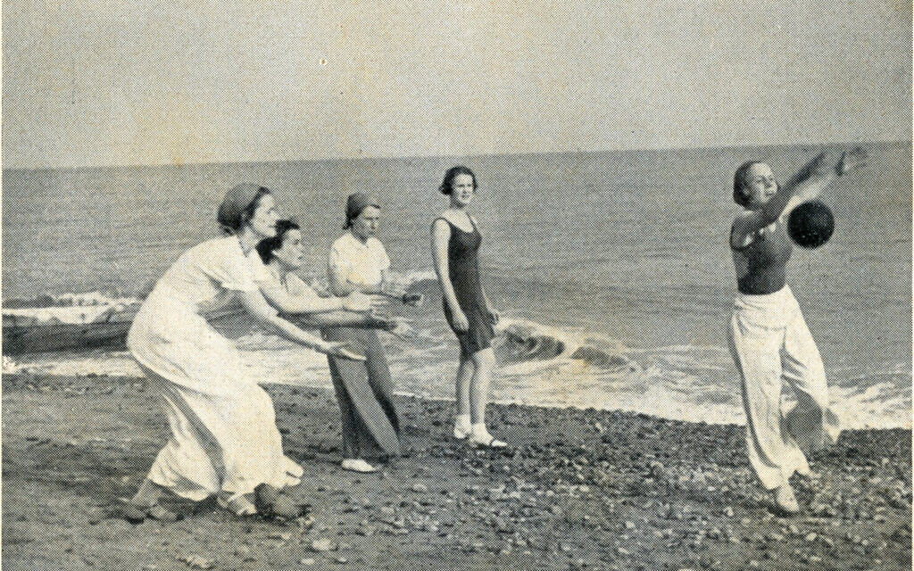 Photo d’étudiantes du Collège Augusta Victoria sur la plage de Bexhill-on Sea, présentée dans un prospectus autour de 1935. (Musée Bexhill) Photo d’étudiantes du Collège Augusta Victoria sur la plage de Bexhill-on Sea, présentée dans un prospectus autour de 1935. (Musée Bexhill)