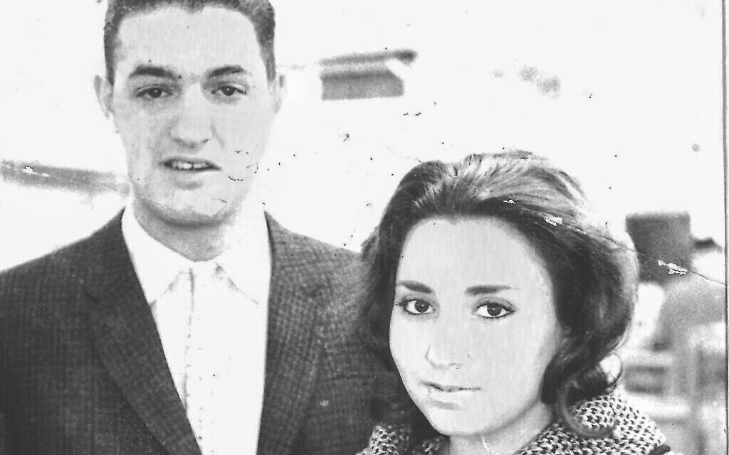George Katz et Margaret Erle, quand cette dernière était enceinte de six mois et sur le point d'être envoyée au foyer  Lakeview Home pour les mères célibataires juives, à  Staten Island, en 1961. (Autorisation : Margaret Erle Katz)