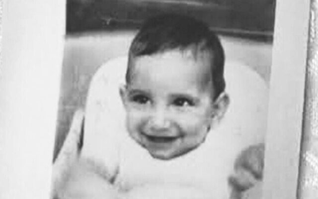 Stephen Mark Erle (devenu David Rosenberg) à l'âge de six mois, en 1962. Sa mère de naissance avait dû renoncer à tous ses droits parentaux.   Cette photo a été prise durant la première des seulement deux rencontres entre Margaret, le père de l'enfant, George Katz, et le bébé alors que ce dernier se trouvait en famille d'accueil. (Autorisation : Margaret Erle Katz)