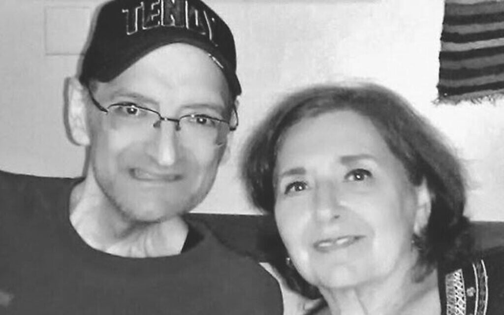 David Rosenberg retrouve sa mère biologique Margaret Erle Katz en 2014, peu de temps avant sa mort d'un cancer. (Autorisation : Margaret Erle Katz)