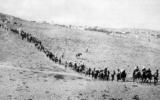 L’évacuation des orphelins arméniens de l’orphelinat américain du Near East Relief à Kharpert, menacé
par les forces kémalistes. (Crédit : Pictures from History / Bridgeman Images / 1922)
