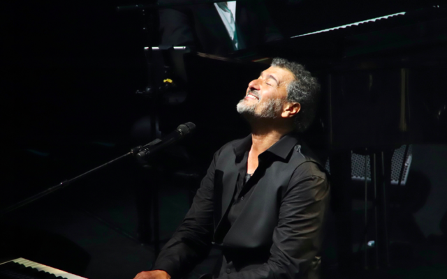 Daniel Levi au piano. (Crédit : Anne-Sophie Guebey)
