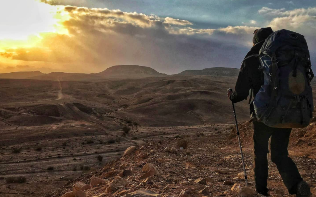 Linda Bortoletto dans le parc national de Timna dans le Néguev en Israël. (Crédit : Linda Bortoletto / Facebook)