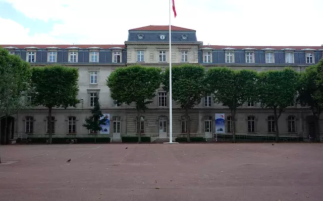 Le bâtiment principal du centre Berthelot, qui accueille notamment l'Institut d'études politiques de Lyon. (Crédit : Wikimedia Commons / CC)