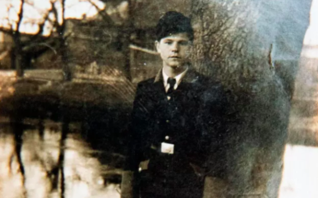Stanislaw Chrzanowski, en mars 1942, en uniforme de la police auxiliaire biélorusse, une force de civils armés exécutant les basses œuvres des nazis, sur une photo retrouvée par son beau-fils John Kingston. (Crédit : John Kingston archives)