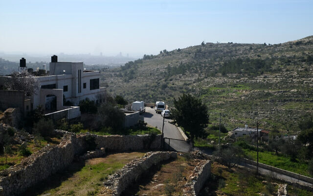 Vue de l'avant-poste de la ferme Sdeh Efraim depuis le village de Ras Karkar en Cisjordanie, le 11 février 2021. (Crédit : Judah Ari Gross/Times of Israel) Vue de l'avant-poste de la ferme Sdeh Efraim depuis le village de Ras Karkar en Cisjordanie, le 11 février 2021. (Crédit : Judah Ari Gross/Times of Israel)