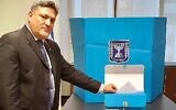 Ran Yaakoby, ambassadeur d'Israël en Nouvelle-Zélande, dépose son bulletin de vote lors de l'ouverture du vote anticipé pour les diplomates aux prochaines élections, le 10 mars 2021 (Crédit : ministère des Affaires étrangères).