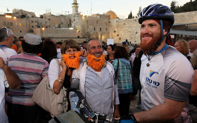 Le cycliste israélien Roei Sadan avec des amis et des membres de sa famille dans la Vieille Ville de Jérusalem, le 14 septembre 2011, après avoir achevé un tour du monde à vélo qui a duré 1 458 jours, et parcouru 42 pays, 6 continents et 66 000 kilomètres. (Crédit : Kobi Gideon / Flash90)