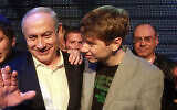 Le Premier ministre Binyamin Netanyahu et son fils Yair lors d'un événement pré-électoral à Tel Aviv, le 6 janvier 2013. Yossi Zamir/Flash 90)