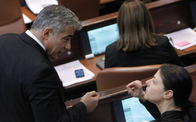 Le président de Yesh Atid, Yair Lapid, (à gauche), discutant avec la députée travailliste Merav Michaeli lors d'une session plénière à la Knesset, le 5 juin 2013. (Miriam Alster/Flash90) Le président de Yesh Atid, Yair Lapid, (à gauche), discutant avec la députée travailliste Merav Michaeli lors d'une session plénière à la Knesset, le 5 juin 2013. (Miriam Alster/Flash90)