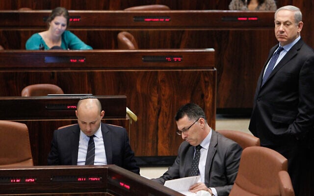 Le Premier ministre Benjamin Netanyahu (à droite) à la Knesset le 29 juillet 2013. Naftali Bennett (à gauche) et Gideon Saar sont assis au premier plan. (Miriam Alster/FLASH90) Le Premier ministre Benjamin Netanyahu (à droite) à la Knesset le 29 juillet 2013. Naftali Bennett (à gauche) et Gideon Saar sont assis au premier plan. (Miriam Alster/FLASH90)