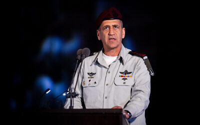 Le chef d'Etat-major Aviv Kochavi lors d'une cérémonie organisée par la marine israélienne sur la base navale de Haïfa, en Israël, le 4 mars 2020. (Crédit :  Flash90)
