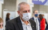 Le responsable israélien de la lutte contre le coronavirus, le professeur Nachman Ash, dans un centre de vaccination à Herzliya, le 20 décembre 2020. (Crédit : Flash90)