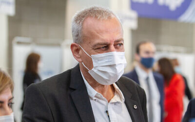 Le responsable israélien de la lutte contre le coronavirus, le professeur Nachman Ash, dans un centre de vaccination à Herzliya, le 20 décembre 2020. (Crédit : Flash90)