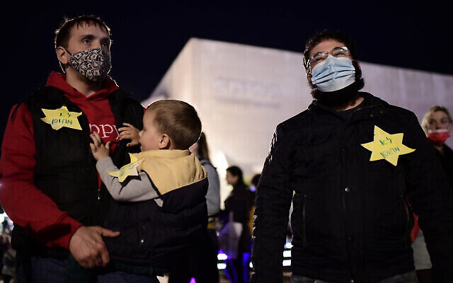 Des Israéliens portent une étoile jaune disant "non-vaccinés" lors d'une manifestation à Tel Aviv, le 15 février 2021. (Crédit : Tomer Neuberg/FLASH90)