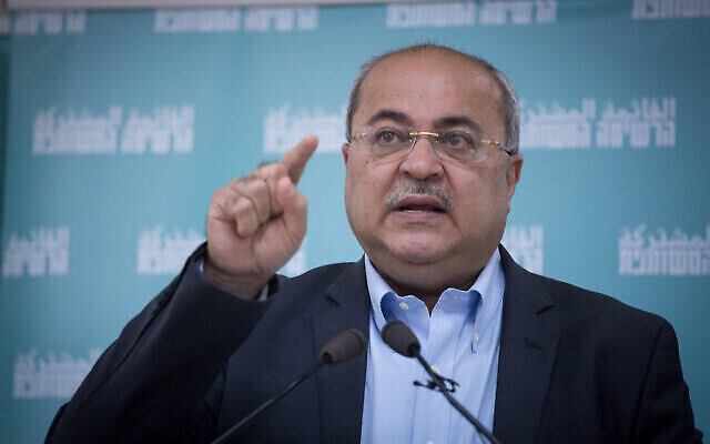 Ahmad Tibi, membre de la Liste arabe unie, s'est exprimé lors d'une conférence de presse présentant la campagne électorale en hébreu de la Liste arabe unie à Tel Aviv, le 23 février 2021. (Crédit : Miriam Alster / Flash90)