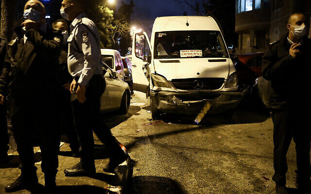 La police se trouve sur la scène où un homme a été blessé après avoir été renversé par une voiture dans le quartier ultra-orthodoxe de Mea Shearim à Jérusalem, le 28 février 2021. (Noam Revkin Fenton/Flash90) La police se trouve sur la scène où un homme a été blessé après avoir été renversé par une voiture dans le quartier ultra-orthodoxe de Mea Shearim à Jérusalem, le 28 février 2021. (Noam Revkin Fenton/Flash90)