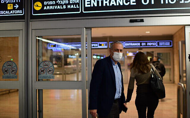 Le responsable en charge de la lutte contre le coronavirus Nachman Ash à l'aéroport Ben Gurion le 1er mars 2021. (Tomer Neuberg / Flash90)