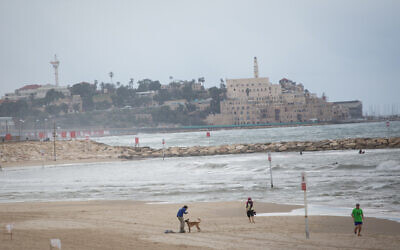 La plage de Tel Aviv quasiment vide, le 4 mars 2021. (Crédit : Miriam Alster/FLASH90)