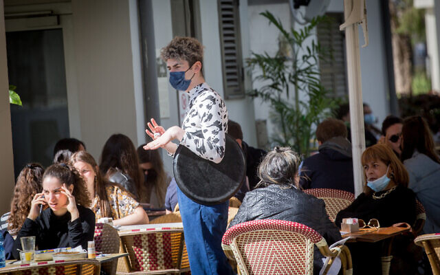 Des clients apprécient de dîner dans des restaurants après leur récente réouverture, à Tel Aviv, le 7 mars 2021. (Miriam Alster/Flash90) Des clients apprécient de dîner dans des restaurants après leur récente réouverture, à Tel Aviv, le 7 mars 2021. (Miriam Alster/Flash90)