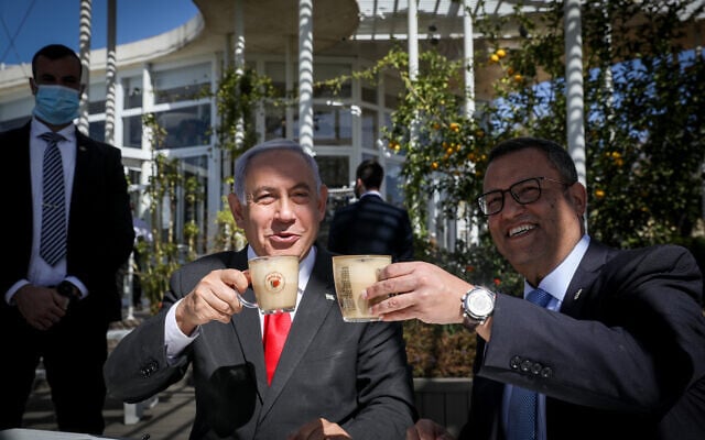 Benjamin Netanyahu et le maire de Jérusalem Moshe Leon attablés à un restaurant de la capitale, le 7 mars 2021. (Crédit : Noam Revkin Fenton/Flash90) Benjamin Netanyahu et le maire de Jérusalem Moshe Leon attablés à un restaurant de la capitale, le 7 mars 2021. (Crédit : Noam Revkin Fenton/Flash90)