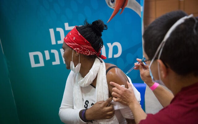 Une Israélienne se fait vacciner contre la COVID-19 dans un centre de vaccination Leumit à Tel Aviv, le 8 mars 2021. (Crédit : Miriam Alster/Flash90) Une Israélienne se fait vacciner contre la COVID-19 dans un centre de vaccination Leumit à Tel Aviv, le 8 mars 2021. (Crédit : Miriam Alster/Flash90)