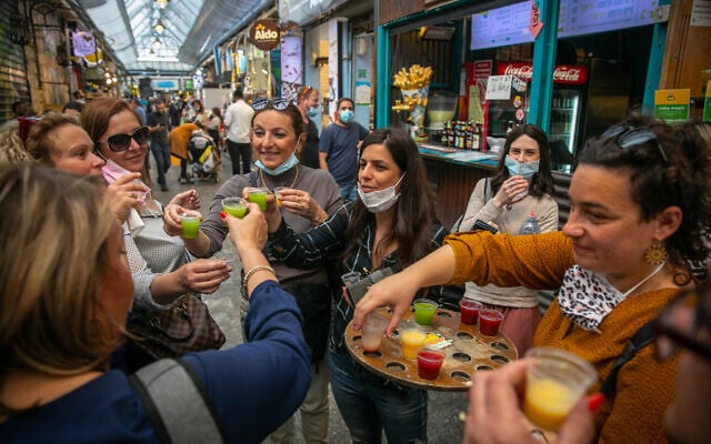 Des habitants de Jérusalem au marché Mahane Yehuda, le 10 mars 2021. (Crédit : Olivier Fitoussi/Flash90) Des habitants de Jérusalem au marché Mahane Yehuda, le 10 mars 2021. (Crédit : Olivier Fitoussi/Flash90)