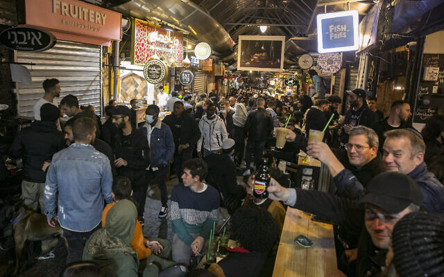 Des Israéliens dans des bars du marché Mahane Yehuda de Jérusalem, le 12 mars 2021. (Olivier Fitoussi/Flash90) Des Israéliens dans des bars du marché Mahane Yehuda de Jérusalem, le 12 mars 2021. (Olivier Fitoussi/Flash90)