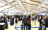 Des travailleurs médicaux testent les passagers pour le COVID-19 à l'aéroport international Ben Gourion près de Tel Aviv le 8 mars 2021. (Flash90)
