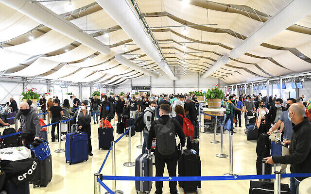 Des travailleurs médicaux testent les passagers pour le COVID-19 à l'aéroport international Ben Gourion près de Tel Aviv le 8 mars 2021. (Flash90)