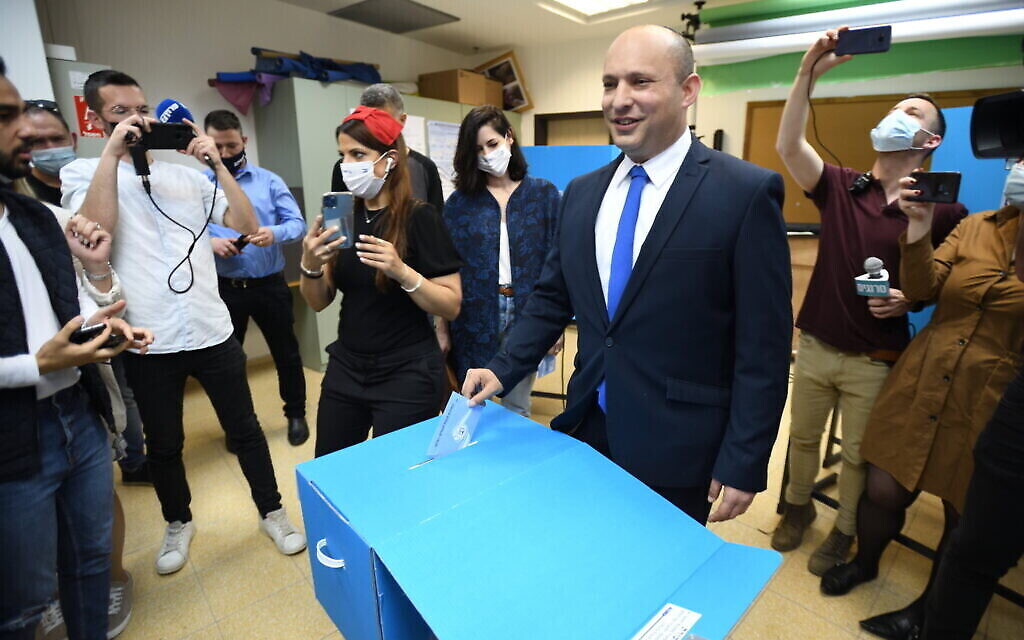Le chef du parti Yamina Naftali Bennett, en compagnie de son épouse Gilat Bennett, vote à Raanana le 23 mars 2021. (Crédit : Gili Yaari/Flash90)