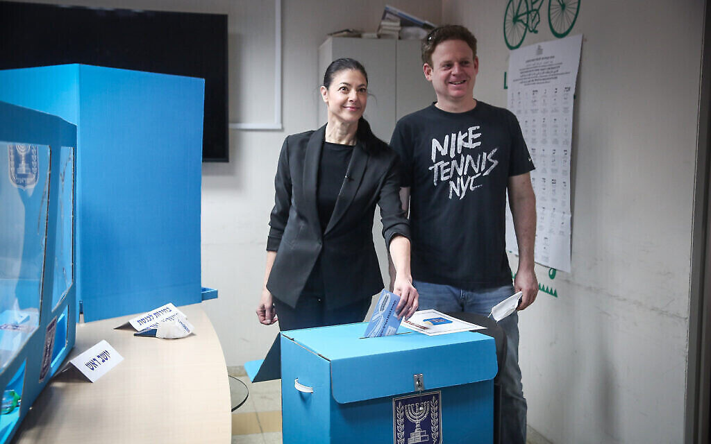 La cheffe du Parti travailliste Merav Michaeli vote à Tel Aviv, le 23 mars 2021. (Crédit : Miriam Alster/Flash90)