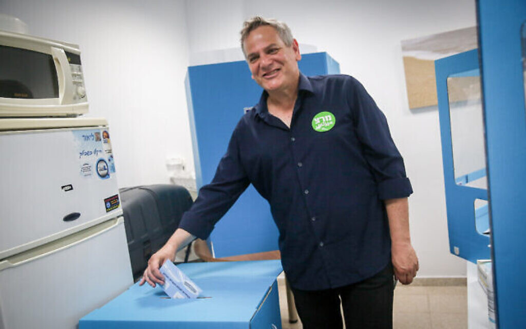 Le chef du parti du Meretz, Nitzan Horowitz, vote dans un bureau de vote de Tel Aviv, lors des élections à la Knesset, le 23 mars 2021. (Crédit :   Miriam Alster/Flash90)