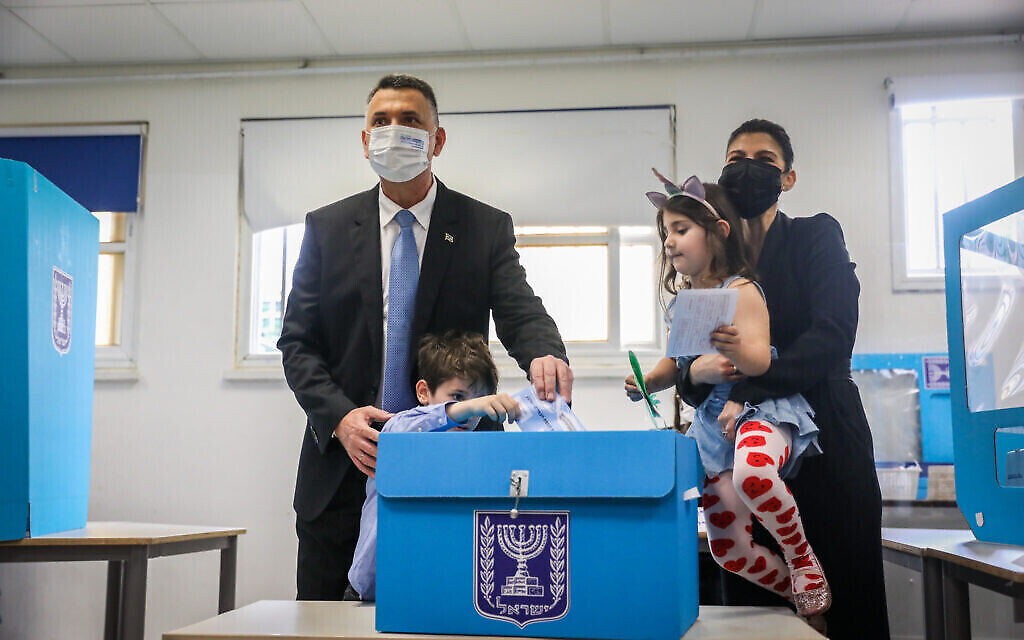Le chef du parti Tikva Hadasha, Gideon Saar, et son épouse Geula déposent leur bulletin de vote dans un bureau de vote à Tel Aviv lors des élections pour la Knesset, le 23 mars 2021. (Noam Revkin Fenton/Flash90)