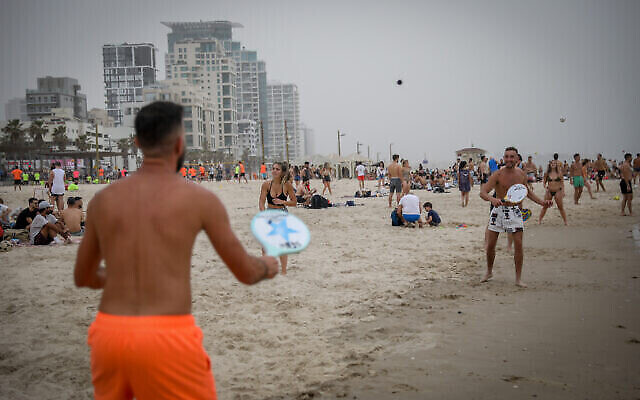 Des Israéliens profitent de la plage à Tel Aviv, le 23 mars 2021. (Noam Revkin Fenton/Flash90)