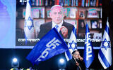 Un partisan du Likud devant une vidéo de Benjamin Netanyahu lors d'un événement du parti à Jérusalem, le 23 mars 2021. (Crédit : Olivier Fitoussi/Flash90)