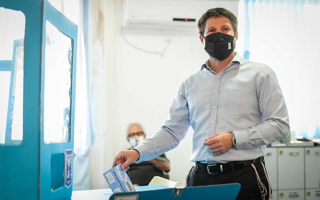 Le dirigeant du Parti sioniste religieux Bezalel Smotrich dépose son bulletin de vote dans un bureau de vote à Kedumim, lors des élections pour la Knesset, le 23 mars 2021. (Sraya Diamant/Flash90)