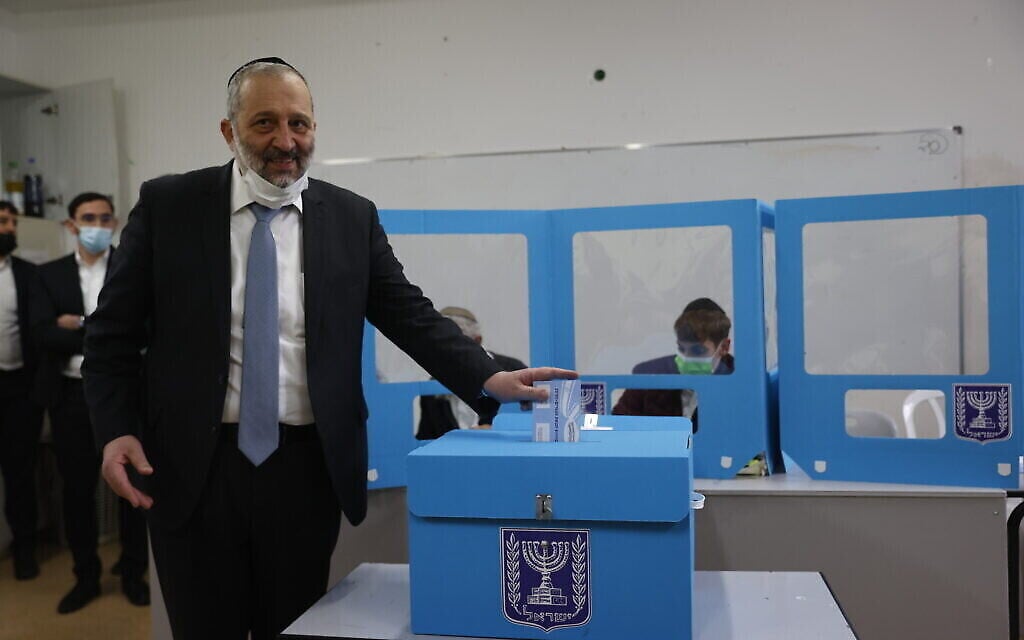 Le chef du parti Shas Aryeh Deri vote à Jérusalem le 23 mars 2021. (Crédit : Yonatan Sindel/FLASH90)