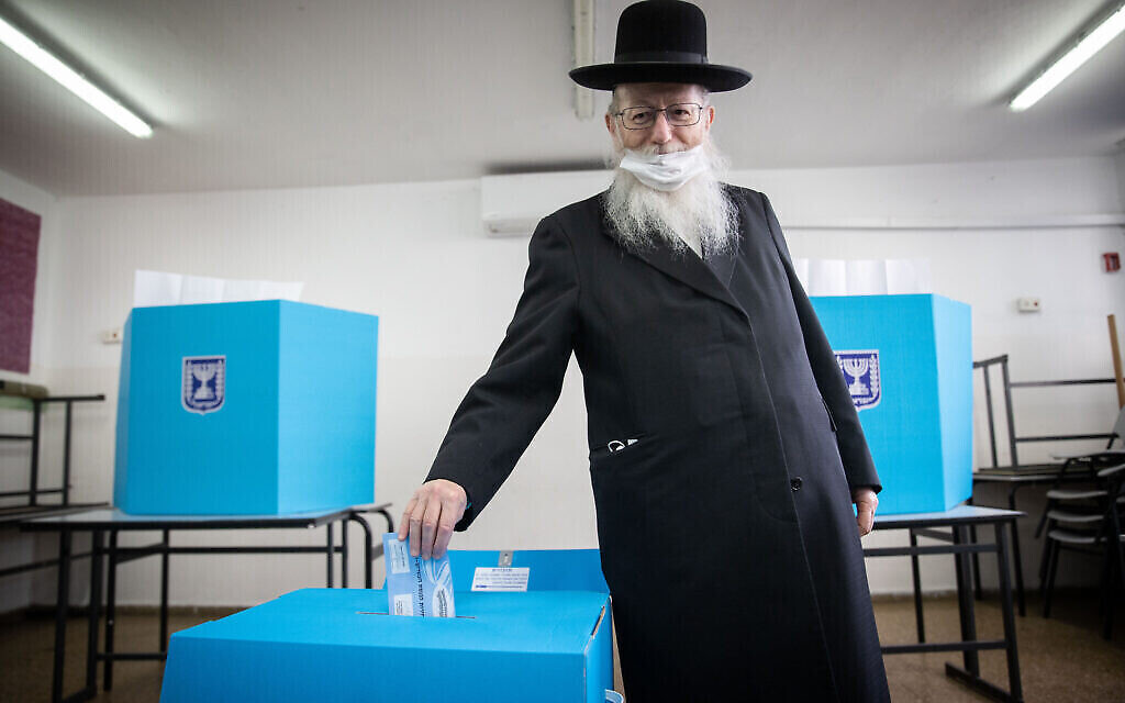 Le député Yaakov Litzman vote à Jérusalem, le 23 mars 2021. (Crédit : Yonatan Sindel/Flash90)