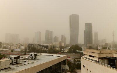 Vue de Tel Aviv par un jour de brouillard, le 24 mars 2021. (Tomer Neuberg/Flash90)
