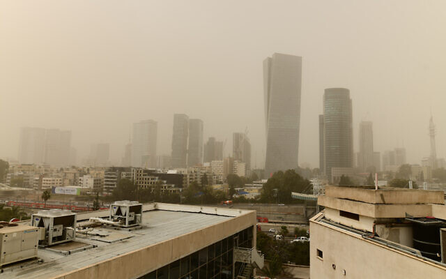 Vue de Tel Aviv par un jour de brouillard, le 24 mars 2021. (Tomer Neuberg/Flash90) Vue de Tel Aviv par un jour de brouillard, le 24 mars 2021. (Tomer Neuberg/Flash90)