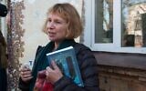 Fania Oz-Salzberger devant la maison de sa grand-mère à Rivne, en novembre 2014. (Yifa Yaakov/Times of Israel)